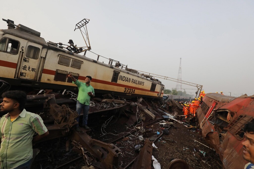 incidente scontro treni india