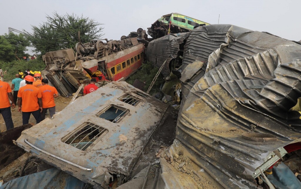 incidente scontro treni india