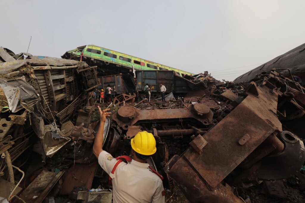 incidente scontro treni india