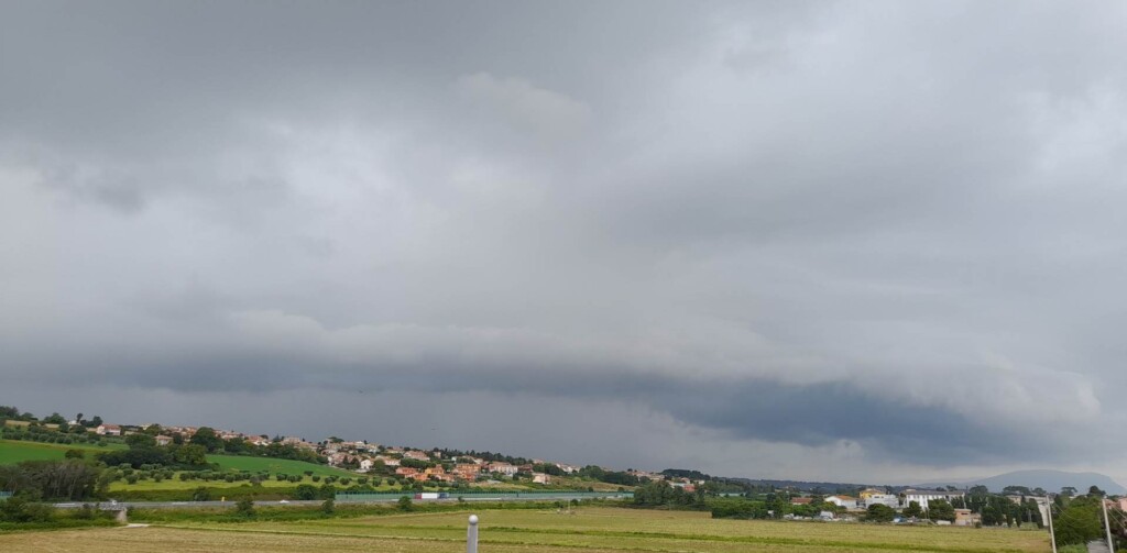 maltempo marche shelf cloud
