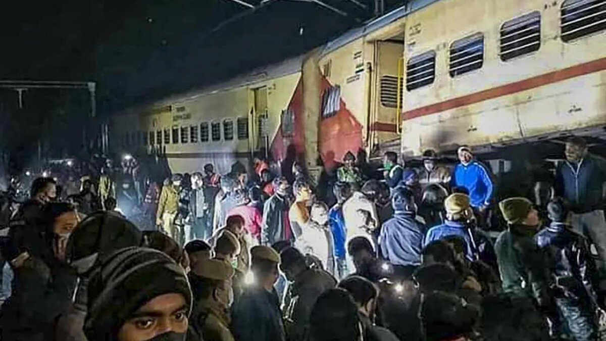 scontro tra treni india