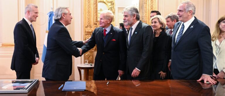 L'Argentina firma gli accordi Artemis