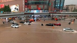 l'inondazione allaga una metro in Cina