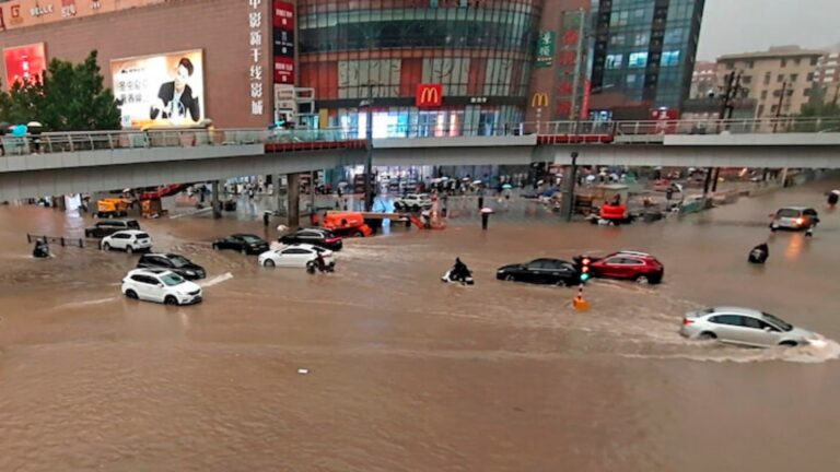 l'inondazione allaga una metro in Cina