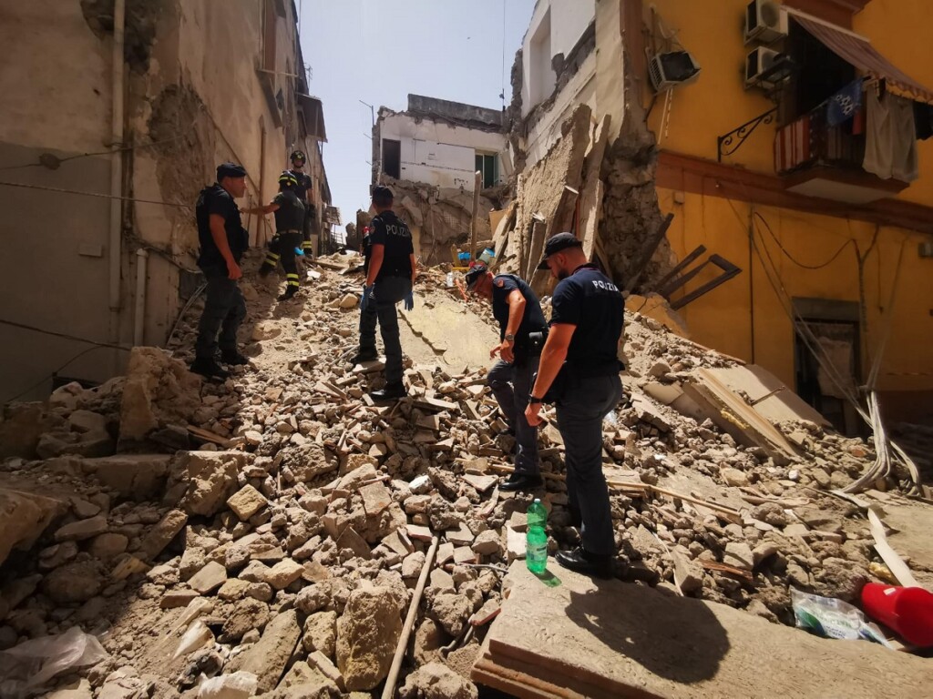 crollo palazzina torre del greco ultime notizie