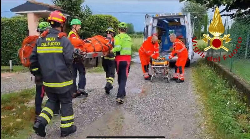 Pianta cade su escursionisti per il temporale nel Comasco, tre feriti