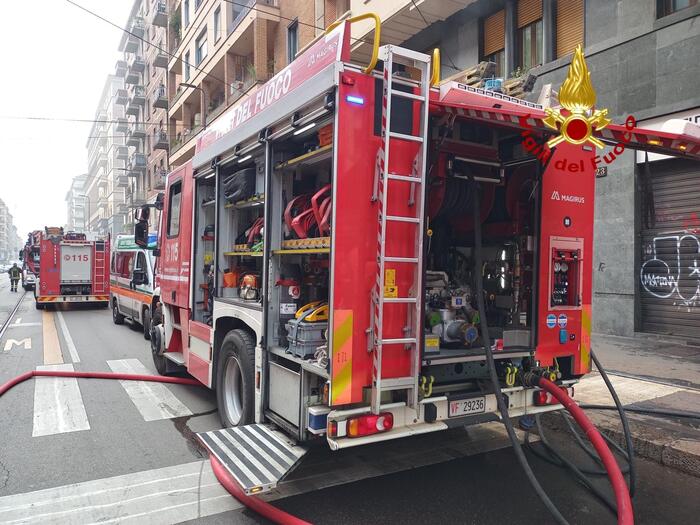 incendio milano vigili del fuoco