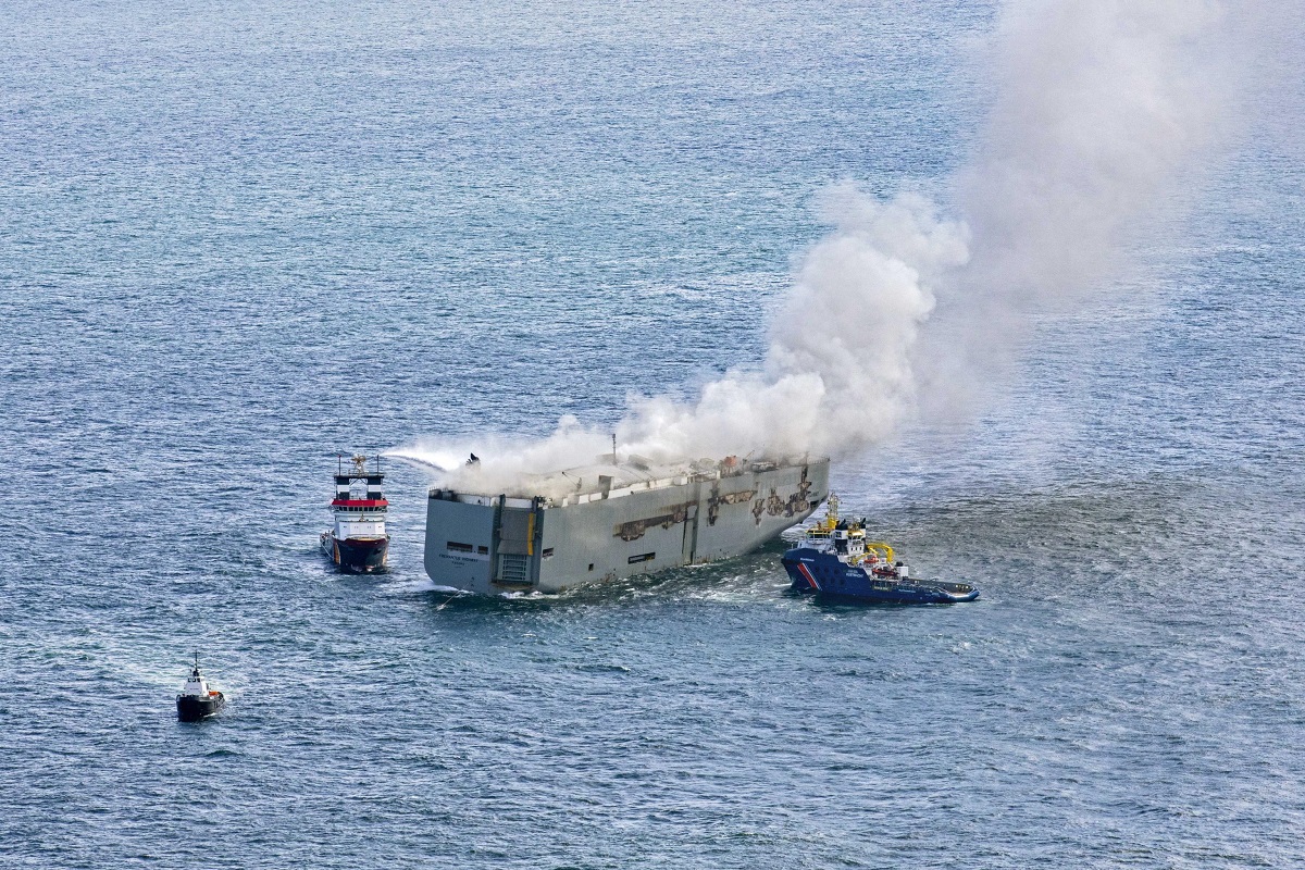 nave cargo olanda incendi