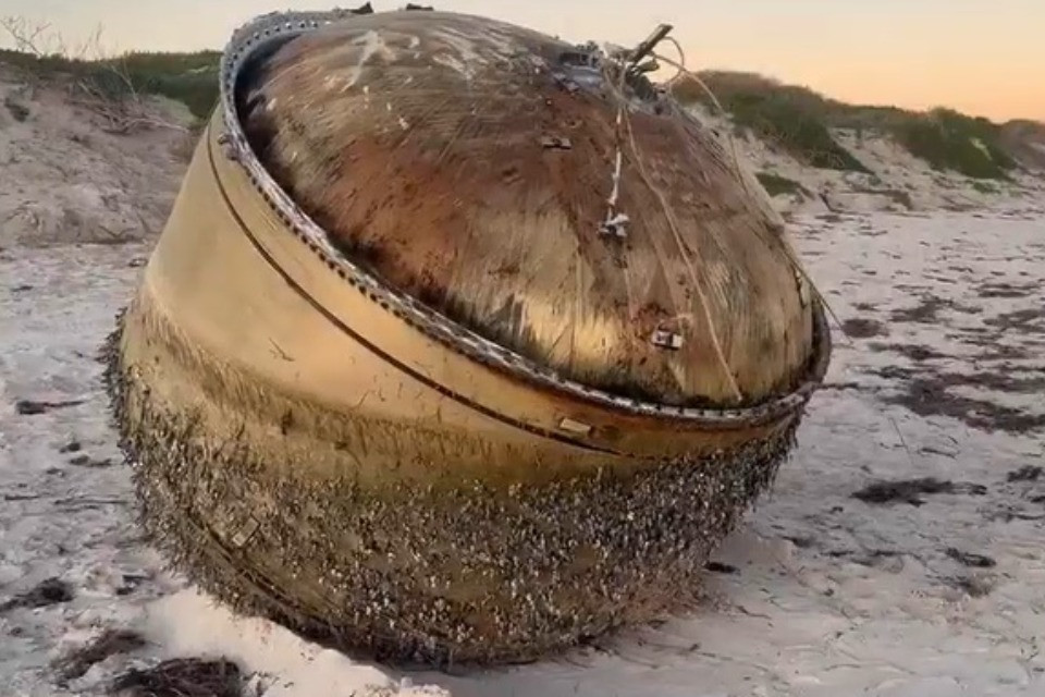 oggetto misterioso sulla spiaggia in Australia
