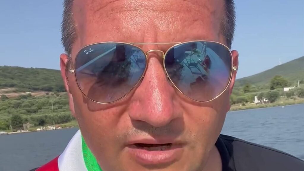 sindaco di Cagnano Varano si incatena in una barca nel lago di Varano