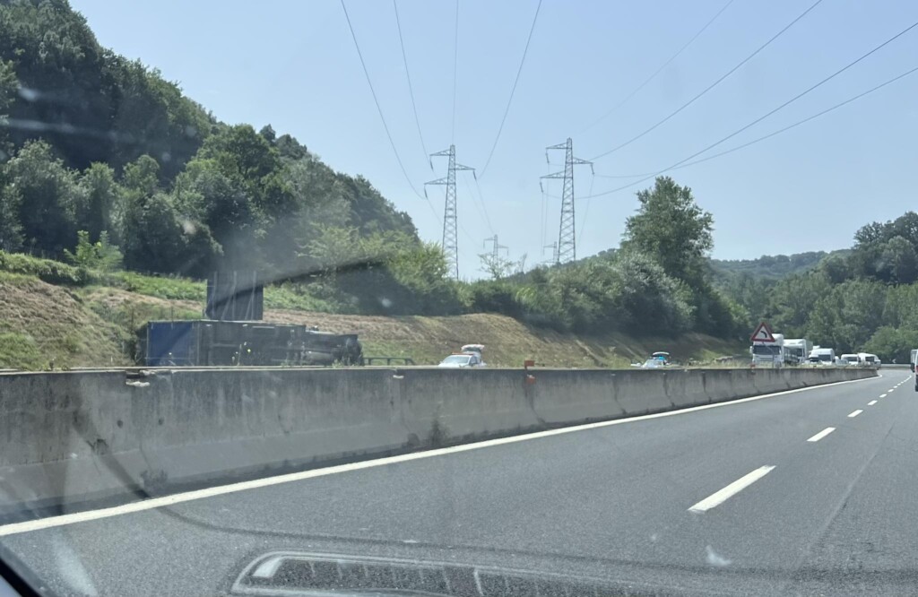 tir ribaltato a1 roma viterbo