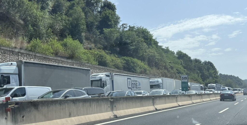 tir ribaltato a1 roma viterbo