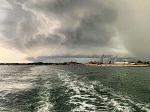 Clamorosa Shelf Cloud sulla laguna di Venezia