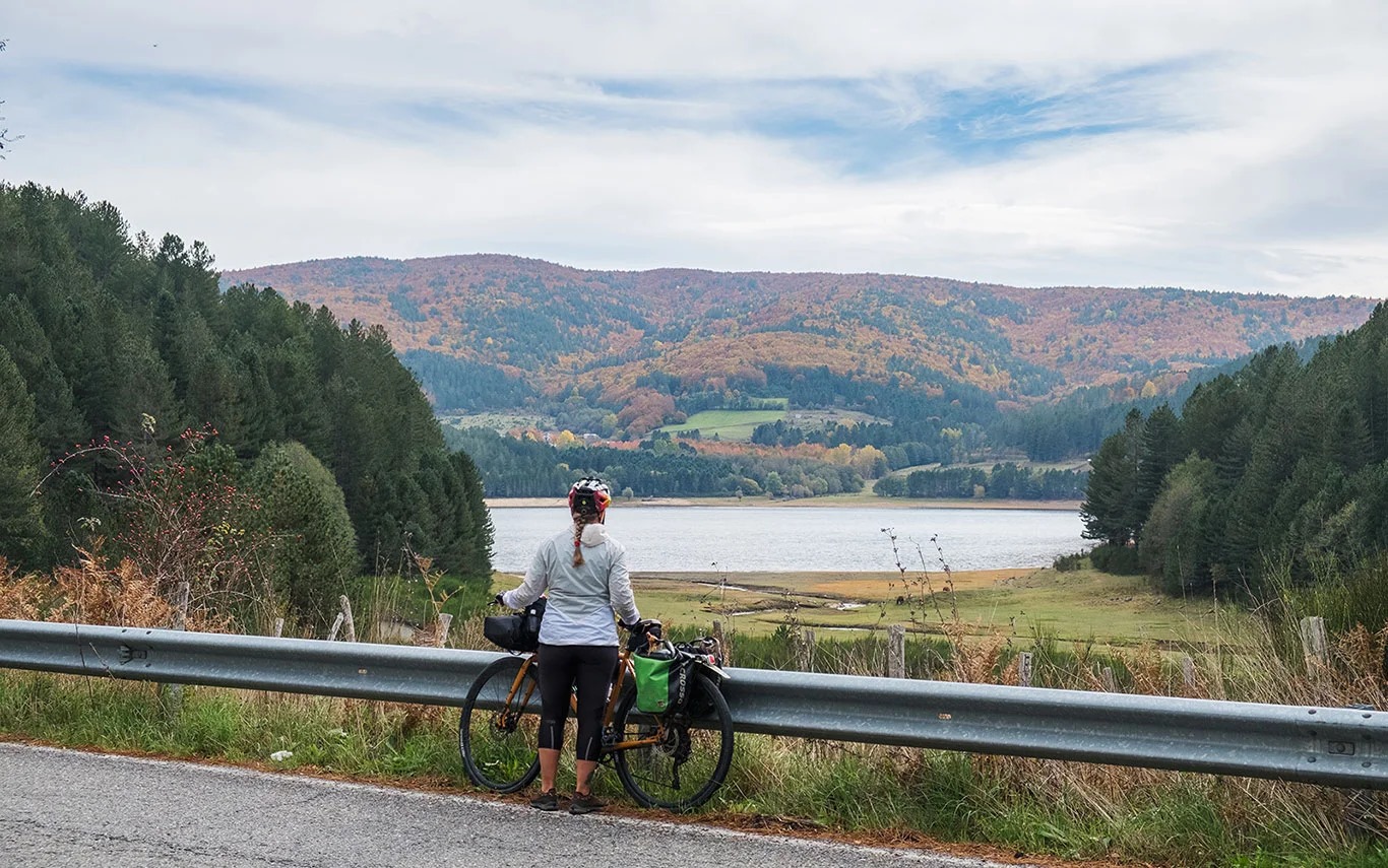 Ciclopasseggiata lungo le sponde del lago Arvo lorica
