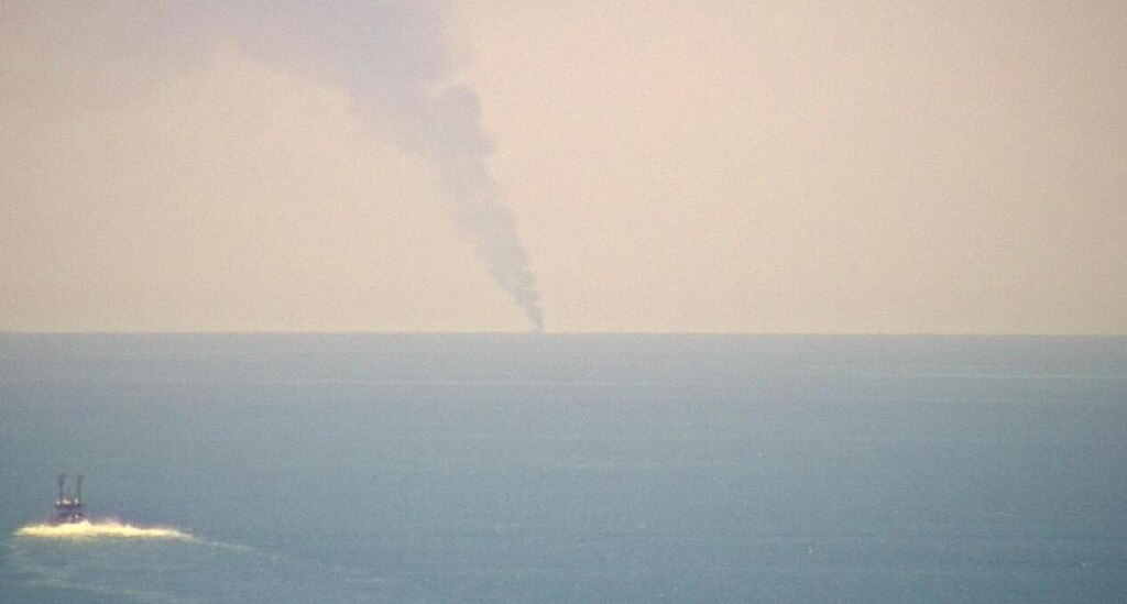 Imbarcazione in fiamme affonda a Livorno, salvi su zattera