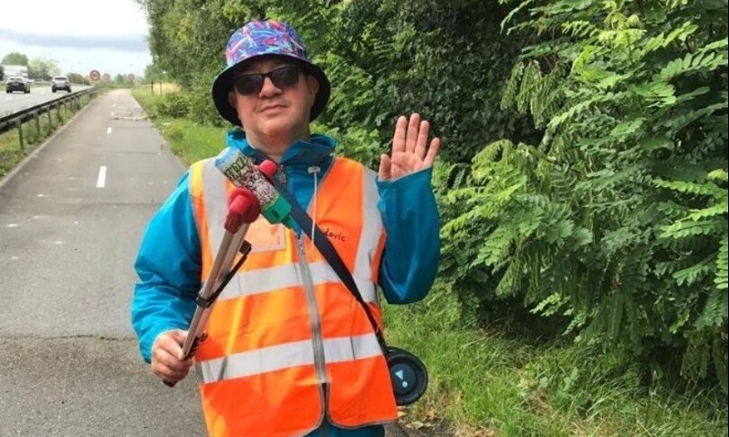 Ludovic Franceschet nella sua sfida di marciare e raccogliere rifiuti per 800 km