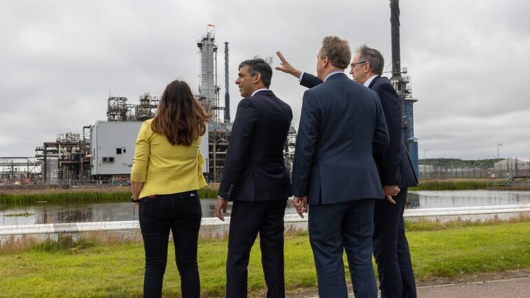 Il Primo ministro Sunak in visita a una centrale a gas in Sozia