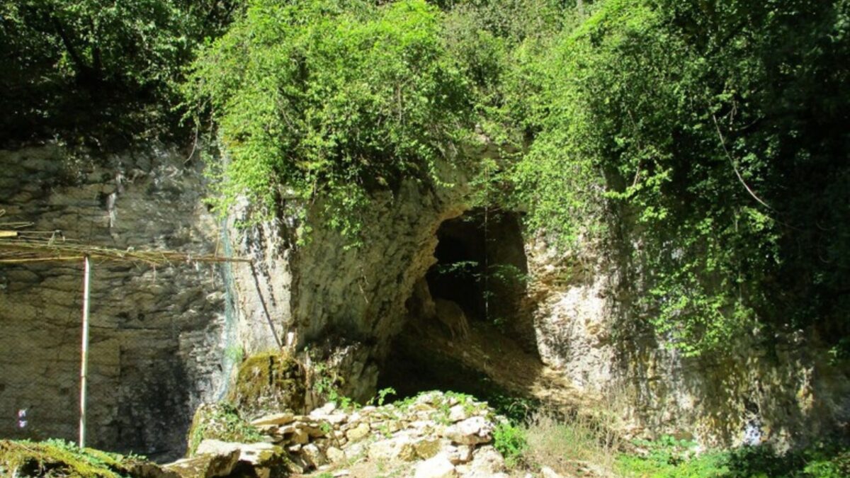 Grotte du Renne dove è stato trovato il reperto