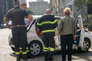 bimbo bloccato auto