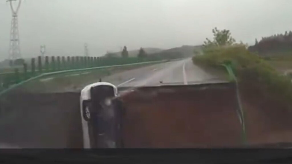 crollo ponte cina alluvione lampo