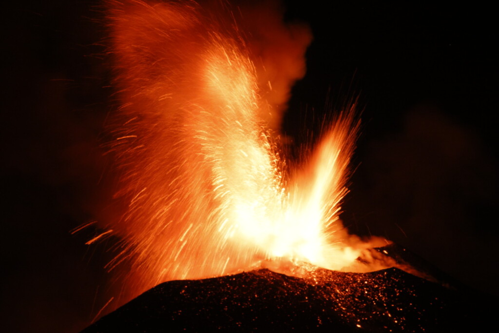 eruzione etna fontana lava 14 agosto