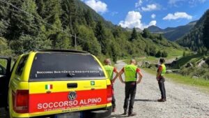 uomo di 50 anni accusa un malore e muore, precipitando da un sentiero
