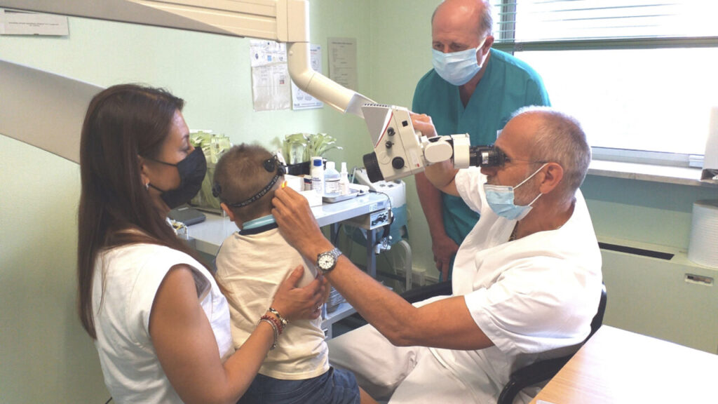 intervento con impianto cocleare a un bimbo di 2 anni