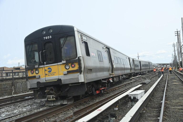 treno deragliato new york
