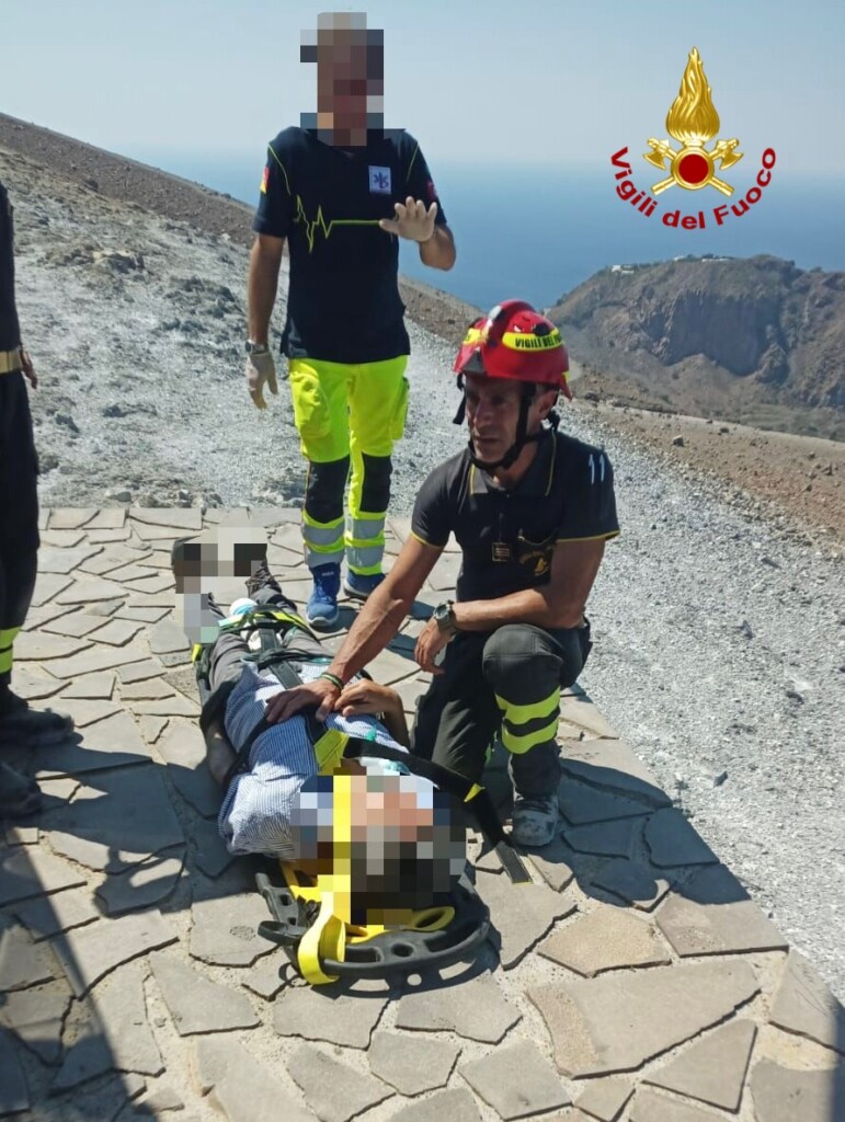 vigili del fuoco a vulcano