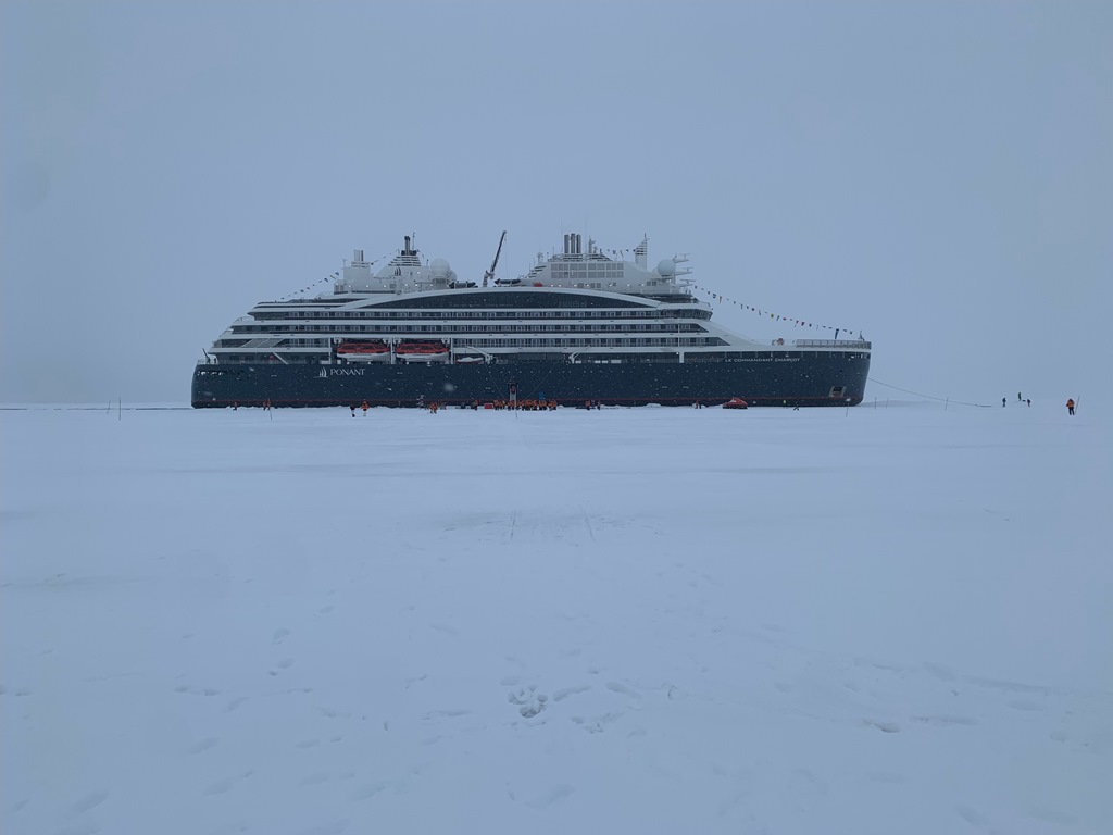 La nave Le Commandant Charcot raggiunge il Polo Nord geografico