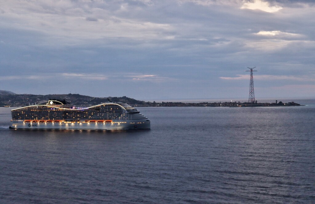 MSC World Europa stretto di messina