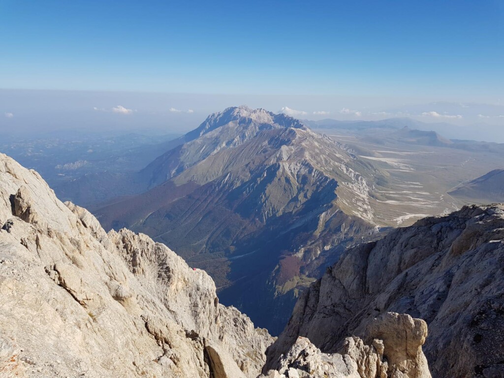 Sentiero del Centenario dalla vetta Occidentale del Corno Grande. Foto Paolo de Luca
