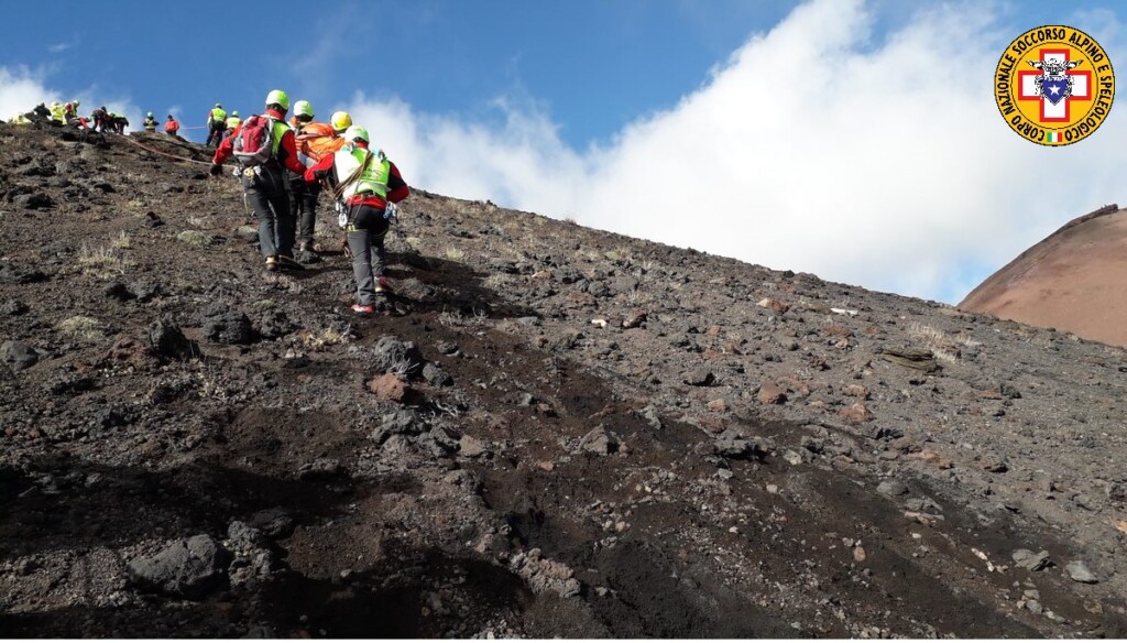 crateri silvestri etna soccorso alpino