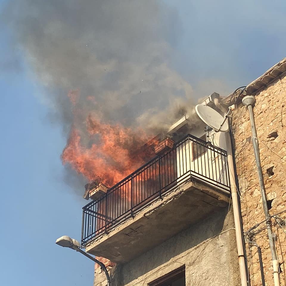incendio Militello Rosmarino sicilia