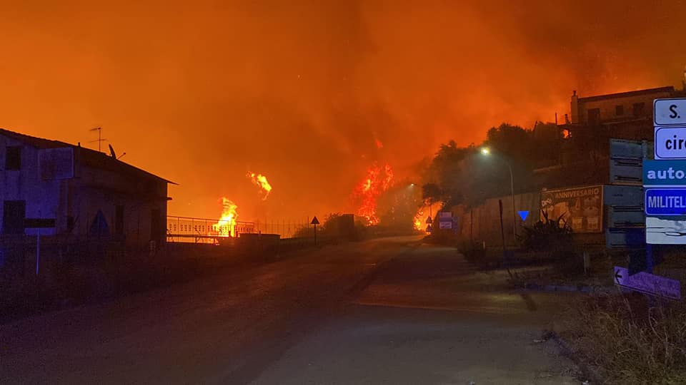 incendio sant'agata di militello sicilia 2