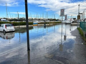 Maltempo, vento e alta marea in Romagna allagamenti a Cesenatico