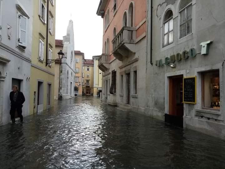 alta marea muggia sommersa