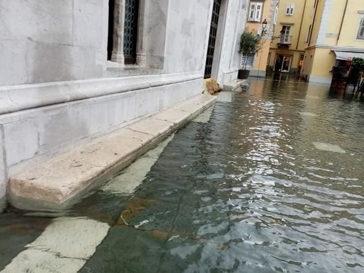 alta marea muggia sommersa