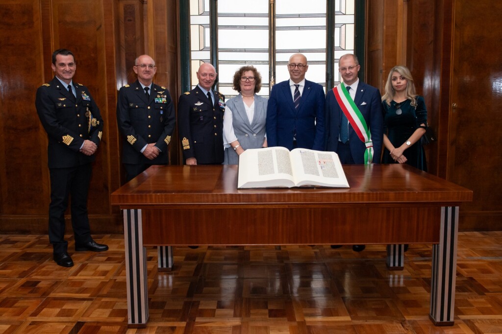 consegna Bibbia di Gutenberg aeronautica