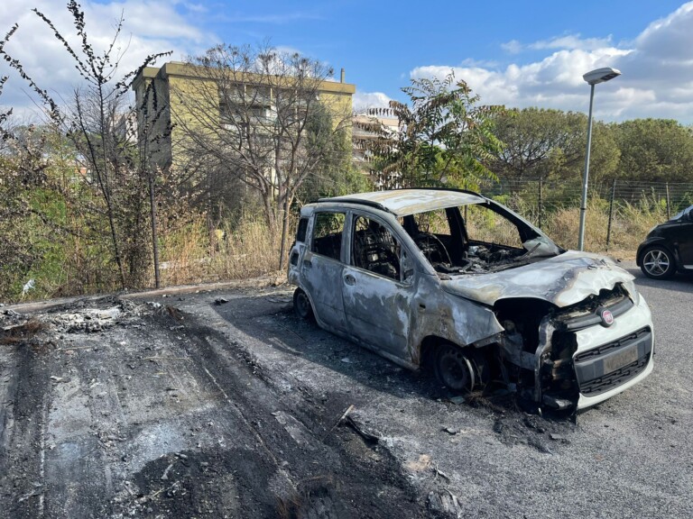 incendio auto elettrica roma