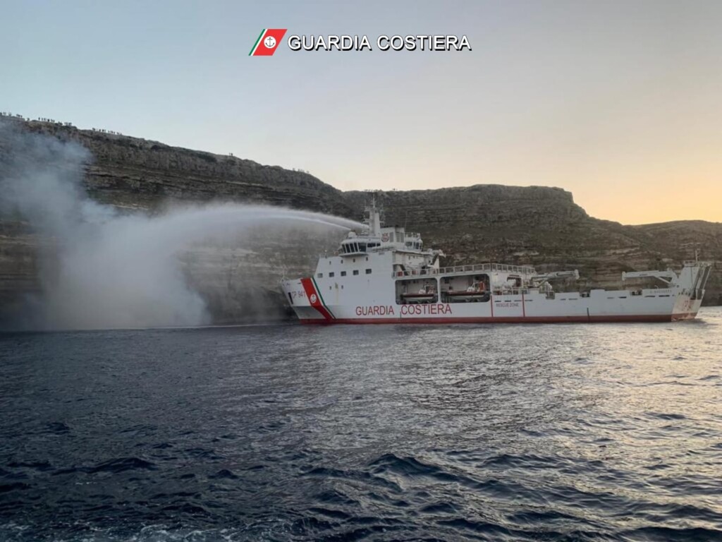 incendio caicco lampedusa