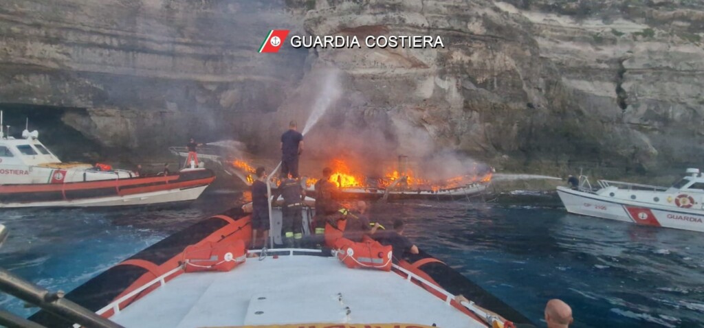 incendio caicco lampedusa