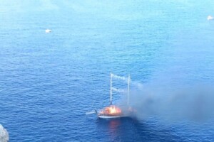 incendio caicco lampedusa