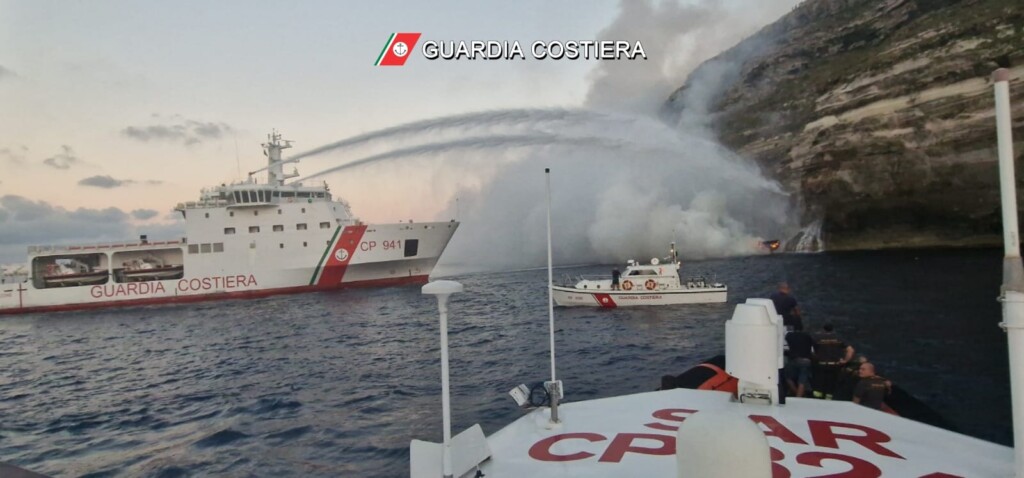incendio caicco lampedusa