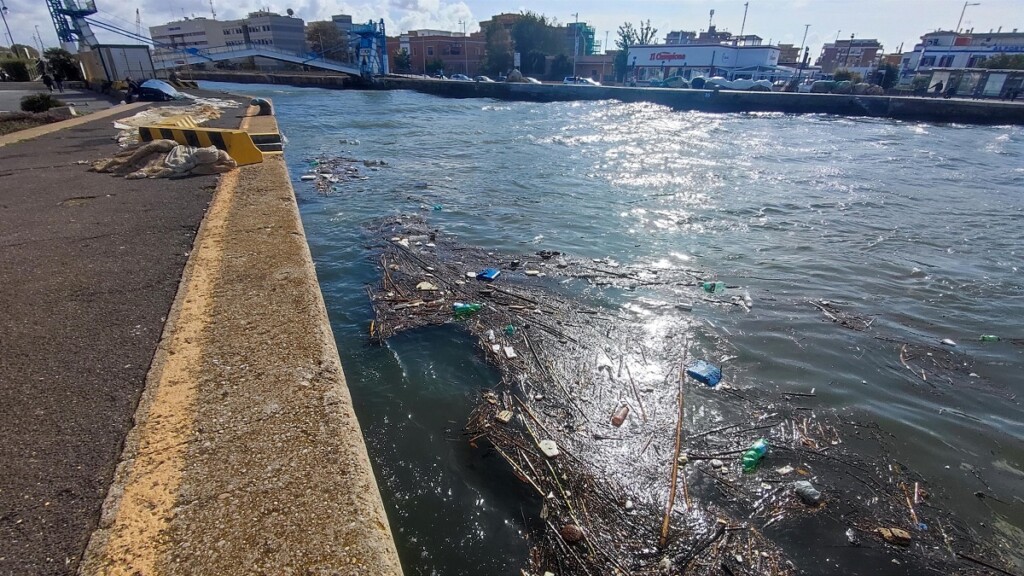 maltempo rifiuti mareggiata fiumicino