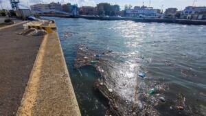 maltempo rifiuti mareggiata fiumicino