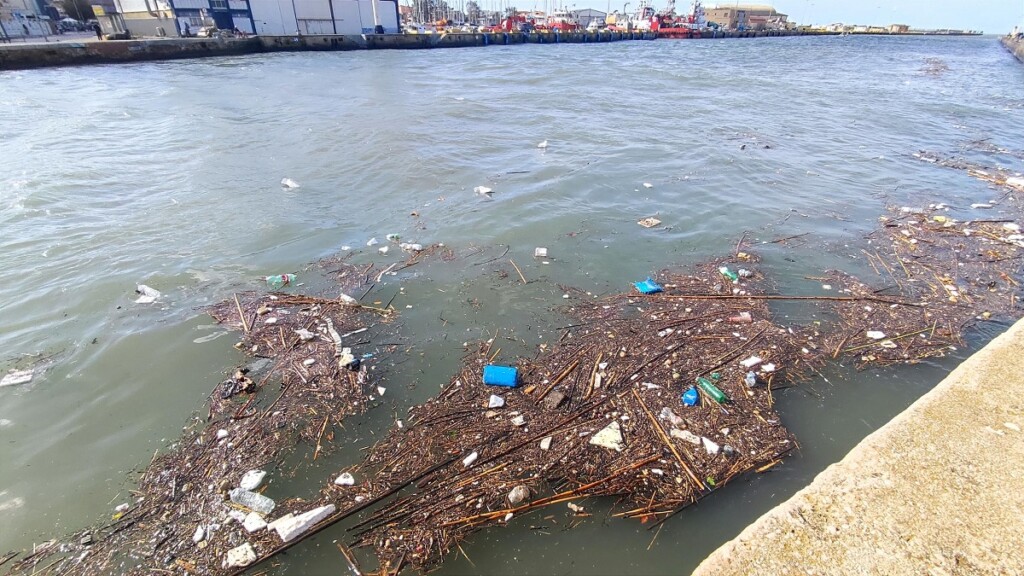 maltempo rifiuti mareggiata fiumicino