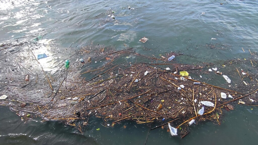 maltempo rifiuti mareggiata fiumicino