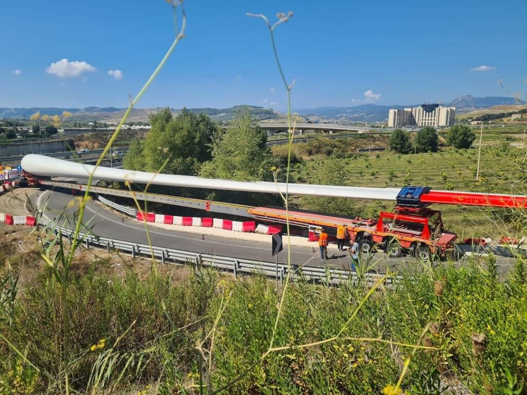pala eolica incastrata curva calabria
