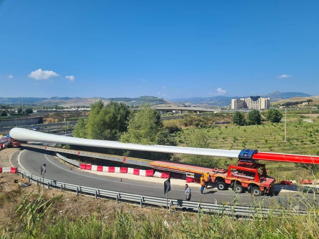 pala eolica incastrata curva calabria
